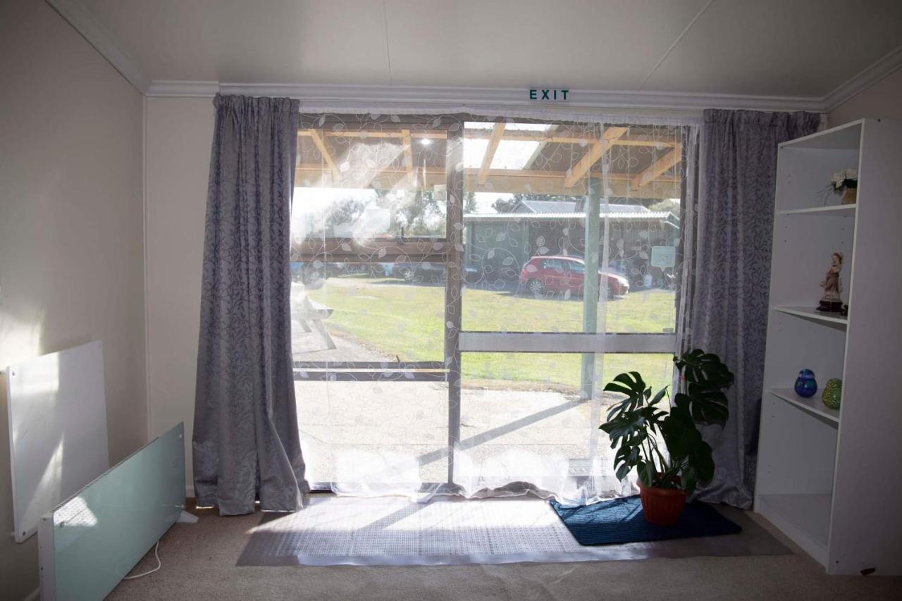 Surat Bay Lodge By The Sea/Backpackers Hostel Owaka Exteriér fotografie