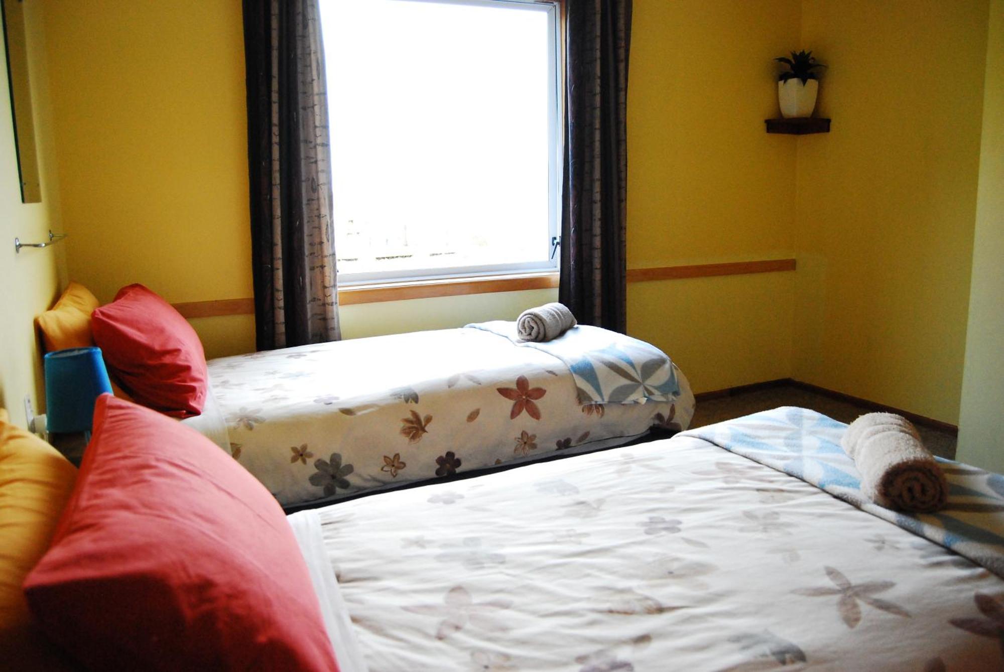 Surat Bay Lodge By The Sea/Backpackers Hostel Owaka Exteriér fotografie