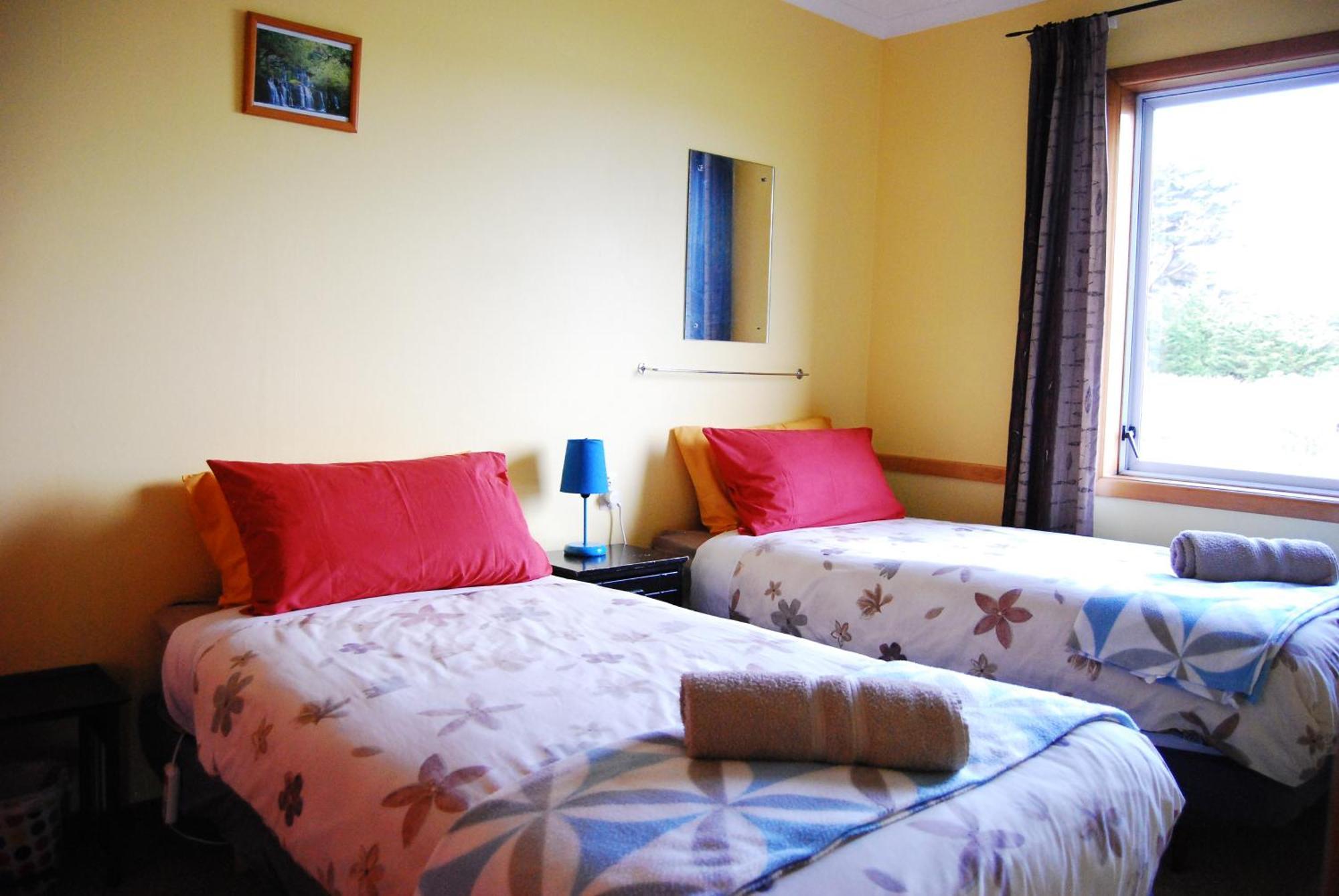 Surat Bay Lodge By The Sea/Backpackers Hostel Owaka Exteriér fotografie