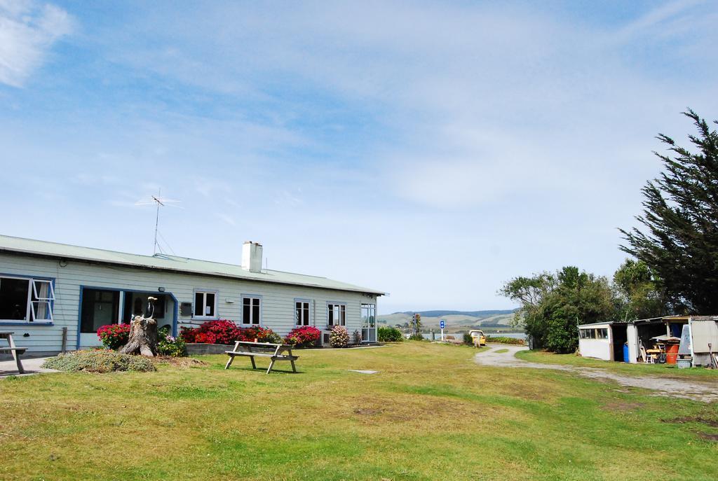 Surat Bay Lodge By The Sea/Backpackers Hostel Owaka Exteriér fotografie