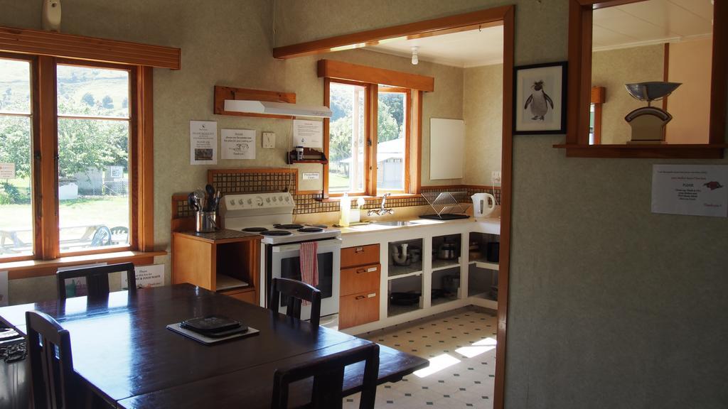 Surat Bay Lodge By The Sea/Backpackers Hostel Owaka Exteriér fotografie