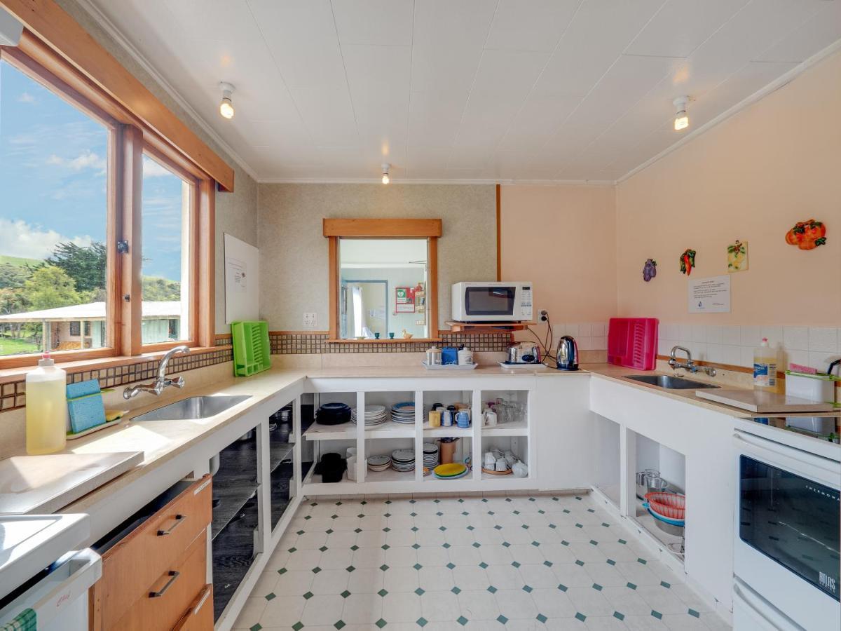 Surat Bay Lodge By The Sea/Backpackers Hostel Owaka Exteriér fotografie